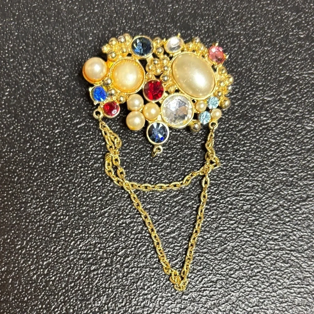 Elegant Gold and Multicolor Gemstone Brooch